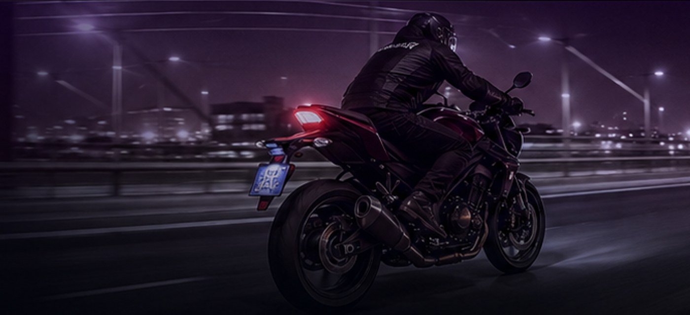 Motociclista em ambiente urbano